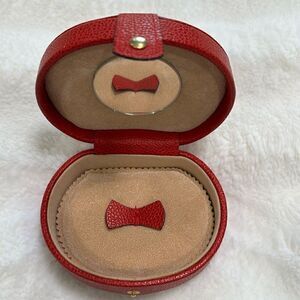 SCULLY & SCULLY OVAL LEATHER JEWELRY CASE.